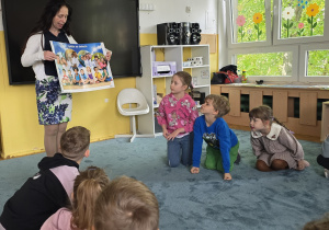 Dzieci oglądają plakat z dziećmi z całego świata - wyszukują różnic i podobieństw.