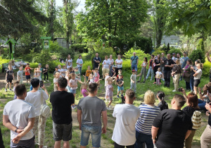 Dzieci tańczą i śpiewają dla swoich rodziców.