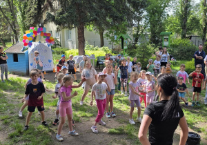 Dzieci tańczą i śpiewają dla swoich rodziców.