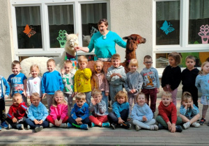 Pamiątkowe zdjęcie grupowe z alpakami i ich opiekunką.