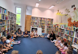 Dzieci słuchają opowiadanie.