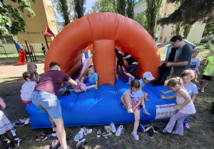 Dzieci bawią się na wielkim dmuchańcu.