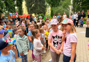 Dzieci, rodzice, pracownicy oraz przyjaciele naszego przedszkola bawią się wspólnie na pikniku rodzinnym.