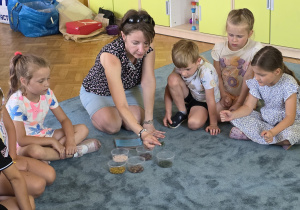 Pani Kasia rozmawia z dziećmi na temat dodatków do kąpieli.