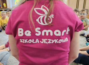 Napis: Be Smart, szkoła językowa.