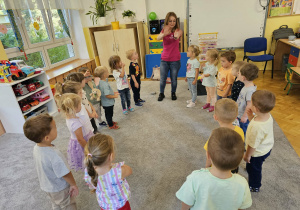Dzieci bawią się wspólnie z Panią ze szkoły językowej "Be Smart".