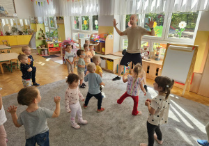 Dzieci powtarzają ruchy taneczne pod Panu Darku.