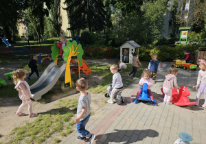 Zabawa dowolna - dzieci korzystają ze sprzętów i zabawek w ogrodzie przedszkolnym.
