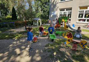 Zabawa dowolna - dzieci korzystają ze sprzętów i zabawek w ogrodzie przedszkolnym.