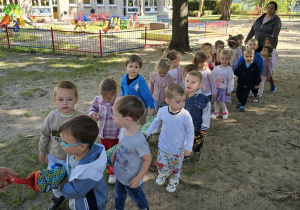Dzieci zwiedzą zakamarki przedszkolnego ogrodu.