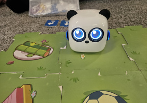 Robot Panda i plansza do kodowania, elementy wykorzystane podczas zajęć.