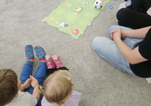 Dzieci uczestniczą w zajęcia pokazowych z robotyki.
