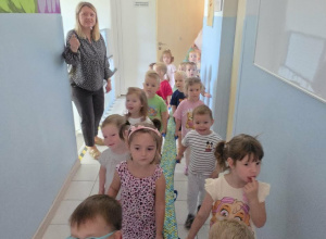 Dzieci zwiedzają przedszkole.