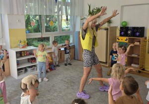 Dzieci powtarzają ruchy taneczne po Pani prowadzącej.