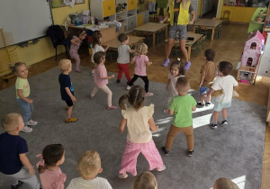 Dzieci uczestniczą w zajęciach tanecznych.