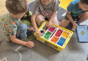Dzieci zaczynają budować swojego robota w grupie.