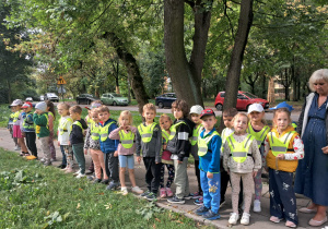 Dzieci pozują do zdjęcia w parku.