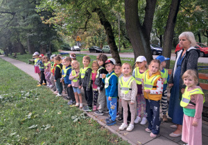 Dzieci spacerują po parku.
