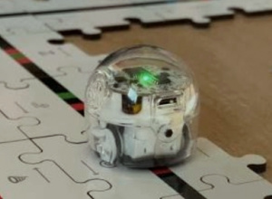 Robot ustawiony na macie edukacyjnej.