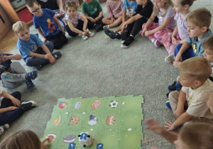 Dzieci obserwują zachowanie robota- sprawdzają czy dotrze on do celu.