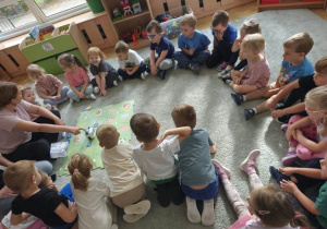 Dzieci podają komendy robotowi, obserwując czy przemieści się on w określoną poleceniem stronę.