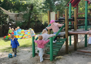 Dzieci bawią się w ogrodzie przedszkolnym.