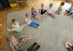 Dzieci wykonują ćwiczenia zaproponowane przez ciocię.