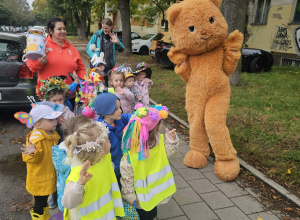 Dzieci świętują Dzień Przedszkolaka, idą na spacer po osiedlu.