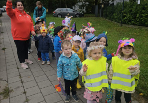 Dzieci maszerują po osiedlu i śpiewają piosenkę pt. "Hymn przedszkolaka".
