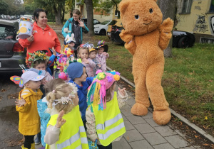 Dzieci świętują Dzień Przedszkolaka, idą na spacer po osiedlu.