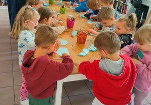 Dzieci wykonują prace plastyczną- przestrzennego wieloryba.