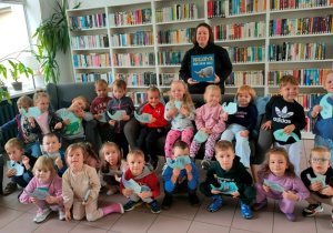 Pamiątkowe zdjęcie grupowe- dzieci prezentują swoje wieloryby.