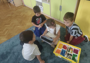 Dzieci spoglądają na tableta.