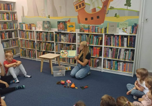 Pani bibliotekarka czyta książkę pt.,,Skarby jesieni".