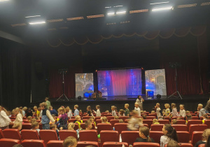 Scena teatru wraz ze scenografią.