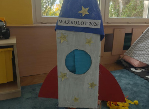 Praca techniczna - rakieta wykonana przez dzieci.