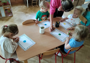 Dzieci tworzą kraetywną pracę plastyczną.