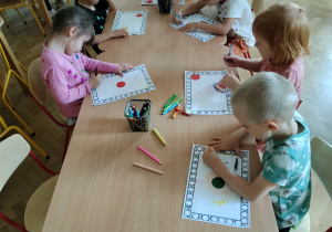 Dzieci tworzą kraetywną pracę plastyczną.