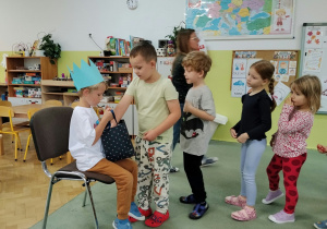 Dzieci składają życzenia.