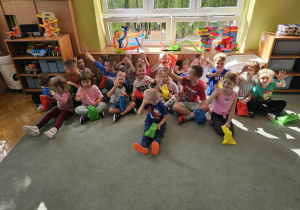 Zdjęcie grupy dzieci po zakończonym świętowaniu.