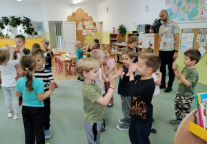 Dzieci powtarzają układ taneczny.