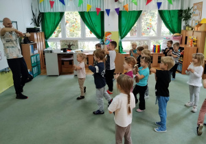 Dzieci naśladują ruchy Wujka Darka.