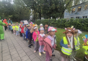 Dzieci idą na spacer po okolicy.
