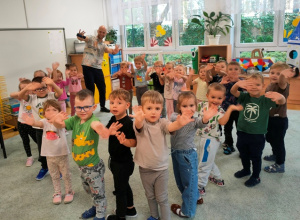 Dzieci wraz z wujkiem Darkiem machają do foto reportera.