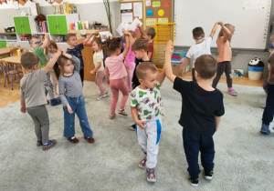 Dzieci tańczą w parach.