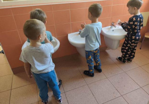 Dzieci wykonują czynności higieniczne przed posiłkiem - myją ręce.