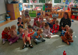 Zdjęcie grupowe w strojach piżamowych.