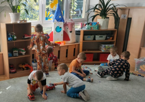 Zabawy dowolne na dywanie w strojach piżamowych.