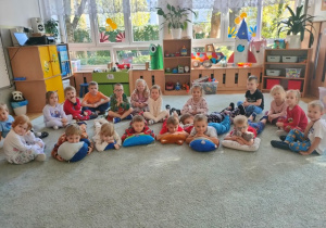 Poobiedni odpoczynek na dywanie w towarzystwie przytulanek, poduszek i kocyków.