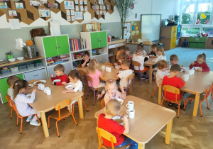 Obiad w strojach piżamowych.